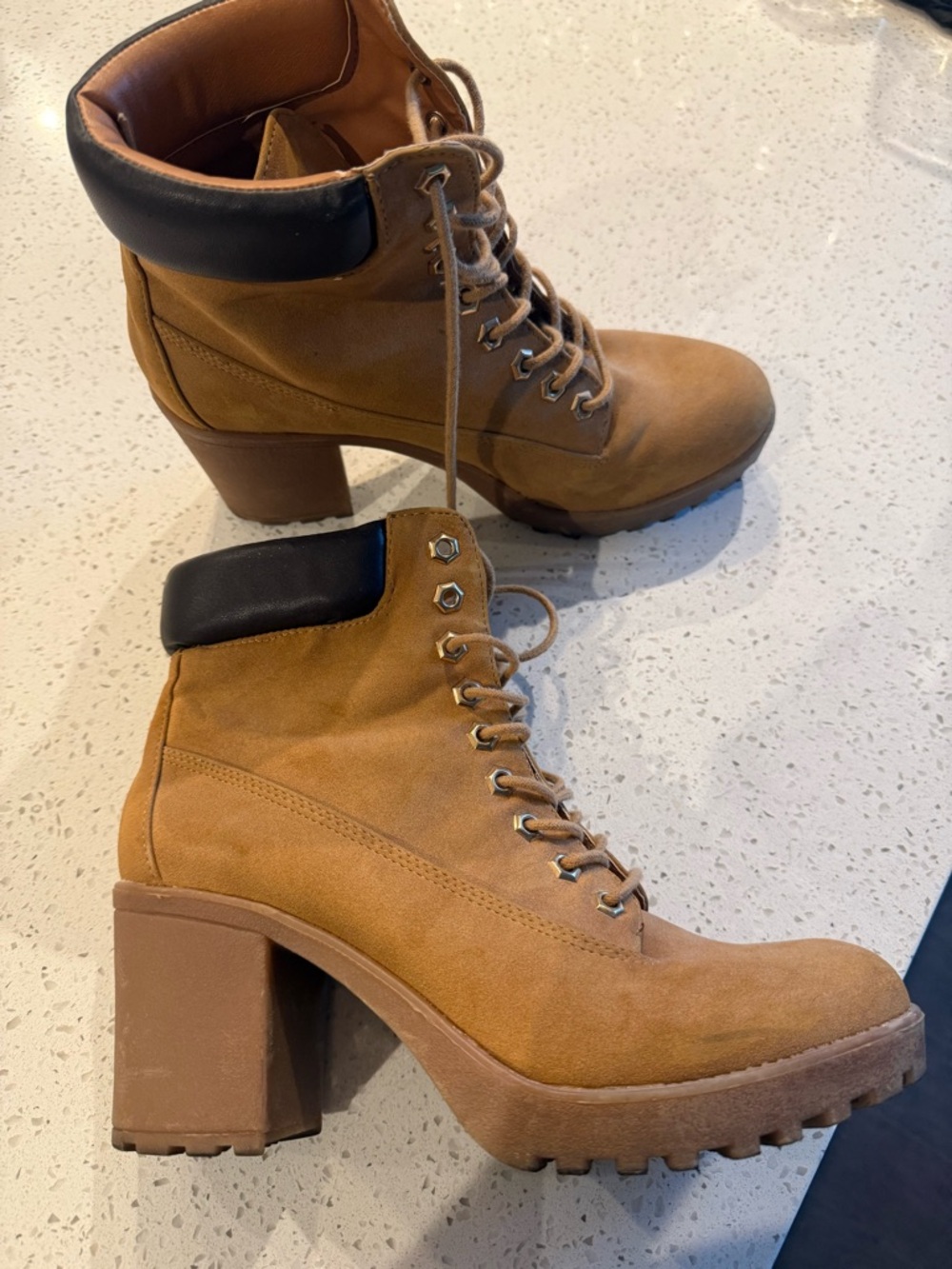 Women’s Tan Lace-Up Chunky Heel Boot